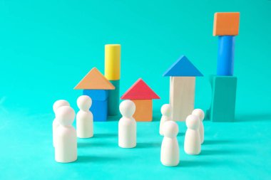 Tahta heykel ayakta, renkli oyuncak ev çocuklar için ahşap tuğla.