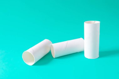 Kağıt mendil çekirdekleri ya da arka plandaki tuvalet kağıdı tüpleri.