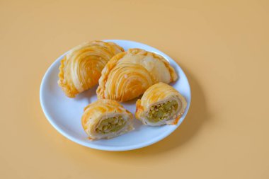Thai Curry puff, puf puf böreği doldurulmuş tavuk tabakta.