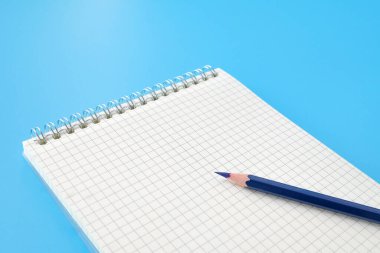 Arka planda dizüstü bilgisayar ve renkli kalem görünümü.