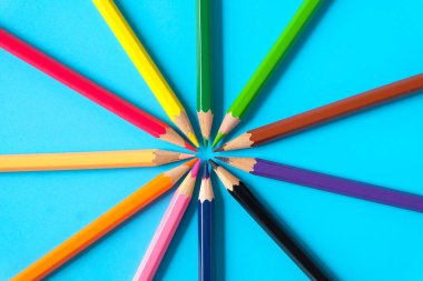 Renkli arkaplanda renkli kalemler, yakın plan.