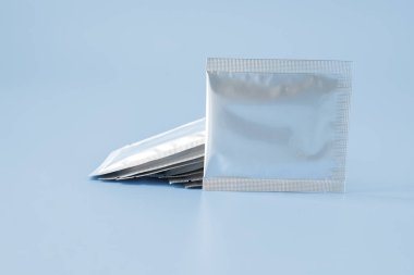 Kahve ve zencefil için alüminyum folyo paketleniyor.