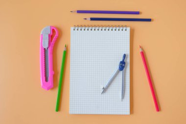 Not defterleri ve renkli kalemlerle çalışma masası .