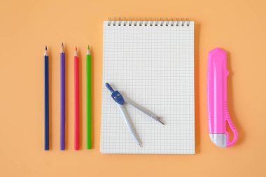 Not defterleri ve renkli kalemlerle çalışma masası .