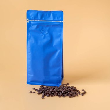 Etrafında kahve çekirdekleri olan bir ürünün aroması için paket poşeti..