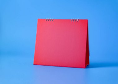 Arkaplanda bir banka kırmızı takvimi.