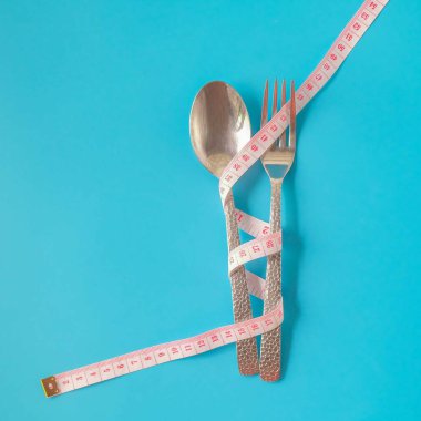 Çatal ve kaşık, arka planda mezura var..