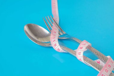 Çatal ve kaşık, arka planda mezura var..