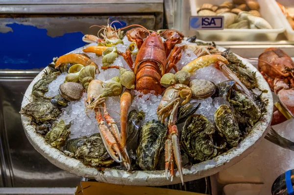 Plato Royale, Fransa ve diğer Akdeniz ülkelerinde yaygın olarak rastlanan ve pişmemiş taze balıklardan oluşan olağanüstü bir yemektir.
