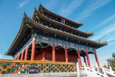 Ziyaretçiler Pekin 'in Yasak Şehri' ndeki Çin tapınaklarının çarpıcı mimarisine hayret ediyor. Detaylar ve tarih açısından zengin..