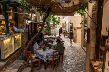 Monemvasia 'nın büyüleyici sokaklarında dolaşın, çiçek açan begonvillerle dolu..