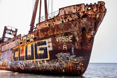 Pas ve canlı graffiti, Glyfada 'nın sularında huzur içinde dinlenen bir ticaret gemisinin enkazını süslüyor..