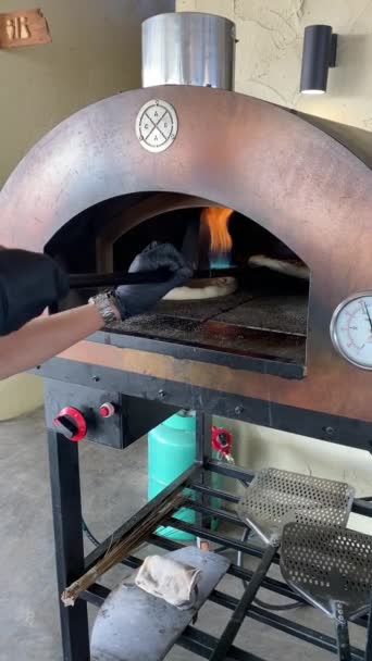Bakning Pizza Ugn Gassystem Vertikal Video — Stockvideo