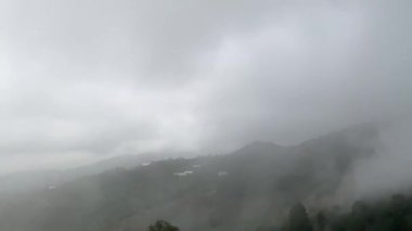 Dağları ve bulutları olan güzel bir manzara, Kuzey Tayland 'da sisli tepeden manzaralı bir manzara..