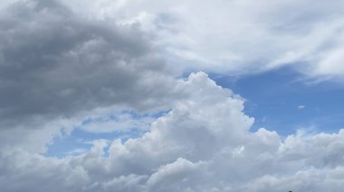 Yağmur yağmadan hemen önce dramatik bulutlu bir gökyüzü, atmosfere yayılan yumuşak gri bulutlar. Hava, doğa ve ruh haliyle ilgili konular için mükemmel.. 