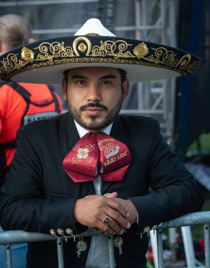 Şapkalı ve papyonlu Mariachi.