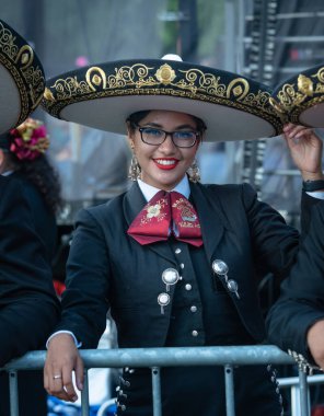 Mariachi bandosu kadın gülümsüyor