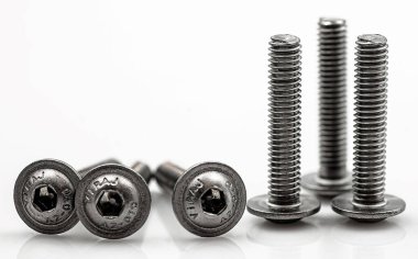 DIN 7380F beyaz yansıtıcı arka plandaki vidaları vidalar 