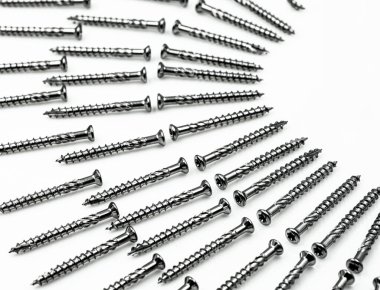 Ahşap vidalar beyaz arka planda düzenlenmiş vatozlar