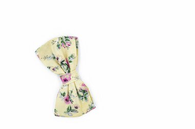 Beyaz arkaplanda izole edilmiş çiçekli papyon