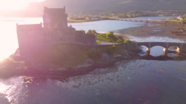 Eileen Donan Kalesi 'nin yörüngesindeki insansız hava aracı