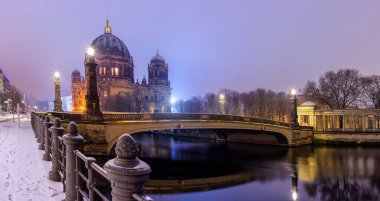Berlin geceleri, Berlin Katedrali Friedrichsbrcke Kış Gecesi Müzesi Ada Spree Panorama, Berlin kış gecesi, kış mevsimi, dondurucu soğuk, kar örtüsü, kar yağışı, buz, gece yarısı