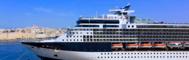 Schiffsreise Malta Valetta Hafen Grand Harbor Luxus Schiff Sommer Ferien Urlaub Kreuzfahrt Traumziel Kreuzfahrtschiff im Hafen einlaufend auslaufend Katalogfoto Bug Katalogfoto Luxusliner cruise ship