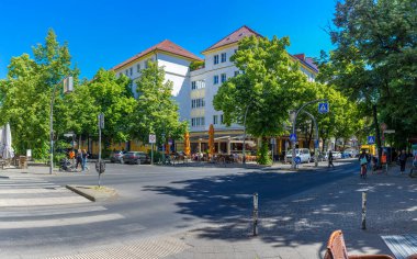 Berlin 'in popüler Friedrichshain bölgesinin merkezi Simon-Dach-Strasse' dir. Yakın çevrede çok sayıda bar, restoran ve kulüp bulunmaktadır. 