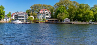 Berlin Friedrichshagen Panorama Mueggelpark / Ufer am Mggelsee - Spree Tüneli 'ne Giriş Geniş açılı Panorama Berlin baharı Yaz Başları Su Manzarası Mueggelspree