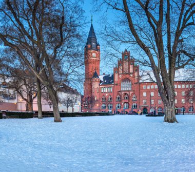 Kışın Berlin - Koepenick Belediye Binası, karlı kış havası, Berlin bölgesinde mavi saat, kış mevsimi Koepenick Berlin eski belediye binası kar beyazı sabah erken saatlerde kaplıyor