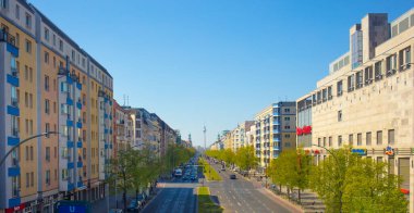Berlin Friedrichshain Manzarası Frankfurter Allee 'ye doğru, Berlin' in Ringcenter, alışveriş merkezi, restoranlar ve metro hattı 5 ile en uzun alışveriş caddesi Frankfurter Tor & Alexanderplatz 'a doğru.