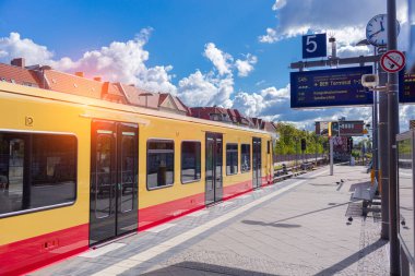Berlin 'in yeni S-Bahn Treni - BER Havaalanı Tren bağlantısı Schoenefeld Direction - Havaalanı Yön göstergesi tren bağlantısı modern Baumschulenweg İstasyonu toplu taşıma bağlantısı