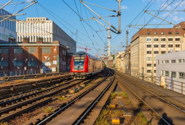 Regio-Train, Friedrichstasse İstasyonu 'na vardı. Almanya 'da Trafik Demiryolları, Toplu Taşımacılık RBB Yolcu Treni - Berlin - Brandenburg, Yaz Tatili Seyahati