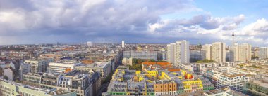 Berlin şehir merkezinin doğusundaki geniş açılı panorama. Charlottenstrasse, Leipziger Caddesi boyunca televizyon kulesi sağında. Merkezde jandarma işareti ve solda Charit ve Reichstagzimmerstrasse, genel bakış