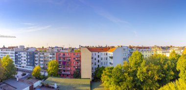 Berlin Wilmersdorf ilçesi Gntzelkiez, Bayrisches Viertel, Wilhelmsaue ve Berliner Str 'deki konut binaları. Berlinli Mieter Kiez, Berlin 'in çatılarını yerleşim bölgesinin yukarısından görüntüledi.