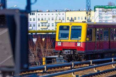 Berlin S-Bahn, Treptower Parkı ve Ostkreuz yakınlarındaki 48 GDR serisinin son trenlerinden biri.