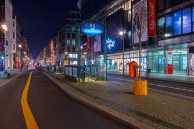 Berlin Friedrichstrasse eski Franzsische Strasse metro istasyonunun kapanmasından bir gün önce. Dükkanları ve Lafayette mağazası olan İç Şehir