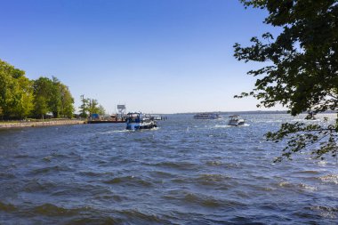 Berlinli Mggelsee Wassersport Saisonstart im Frhling, Boot fahren Berliner Gewsser