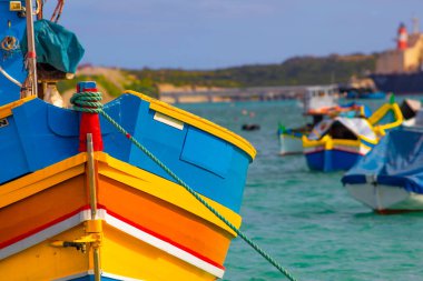 Malta Marsaxlokk Geleneksel Renkli Balıkçı teknesi balıkçıları Luzzu adası tipik klasik Malta geleneksel Malta kültürü Akdeniz balıkçılarının renkli balıkçı tekneleri