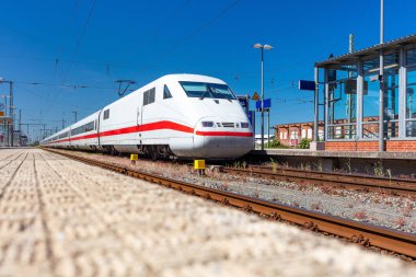 Alman ICE treni modern istasyona varır ve durur. Tatil sezonu yaz trafiği Deutsche Bahn