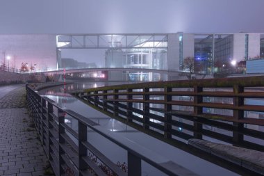 Berlin 'de gece yarısı, hükümet bölgesi, Kronprinzenbrcke' den Paul Lbe Haus 'a doğru manzara - sisli Berlin gece yarısından sonra