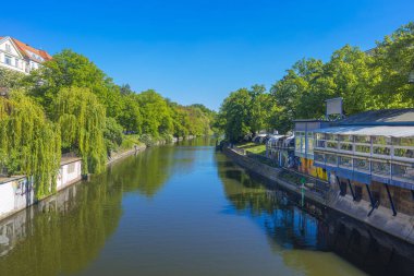 Berlin Kreuzberg: Kottbusser Damm 'daki köprüden Maybachufer ve Paul-Lincke-Ufer ile birlikte yaz Landwehr Kanalı' na, Anker Klause 'de tarihi bina ve pazar, Berlin yaz günleri
