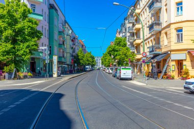 Yazın Berlin Friedrichshain: Boxhagener Caddesi / Simon-Dach-Strasse - Warschauer Caddesi yakınlarındaki Friedrichshain Merkezi - Barlar, Kulüpler ve Restoranlar Sabahın erken saatlerinde