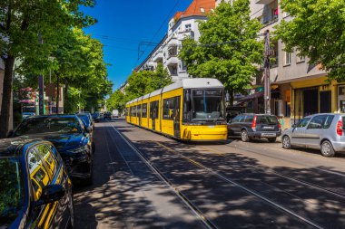 Yazın Berlin Friedrichshain: New Berlin tramvay / tramvayı Wuehlischstrasse üzerinden Warschauer Strasse istasyonuna gider. Berlin Pazar