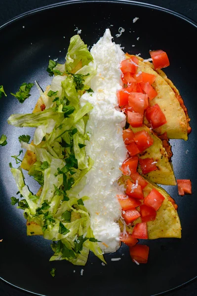 Krumplipüré Chorizo Sült Taco Dorados Salátával Paradicsommal Tejföllel Cotija Sajttal — Stock Fotó