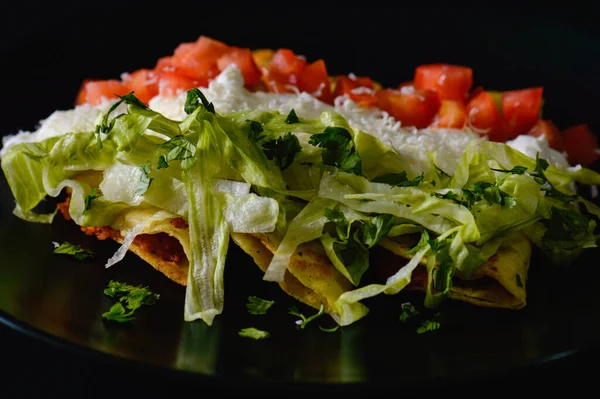 Puré Patata Chorizo Frito Tacos Dorados Con Lechuga Tomates Crema —  Fotos de Stock