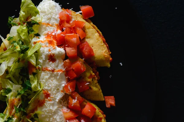 Puré Patata Chorizo Frito Tacos Dorados Con Lechuga Tomates Crema —  Fotos de Stock