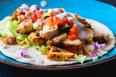 Tavuk donör kebap, ev yapımı pita ekmekli Türk usulü kebap sandviç ve taze salata ve ev yapımı acı biber sosu ve sarımsaklı yoğurt sosu..