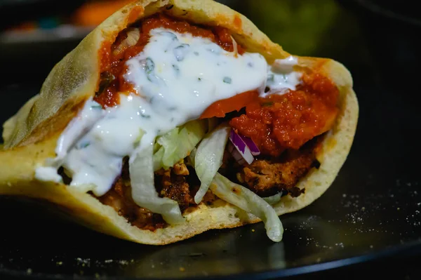 Kyckling Doner Kebab Turkisk Stil Doner Kebab Smörgås Hemlagad Pita — Stockfoto