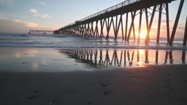 Rosarito Sahili, Baja California, Playas de Rosarito 'da gün batımı Pasifik Okyanusu dalgaları iskeleye çarpıyor..